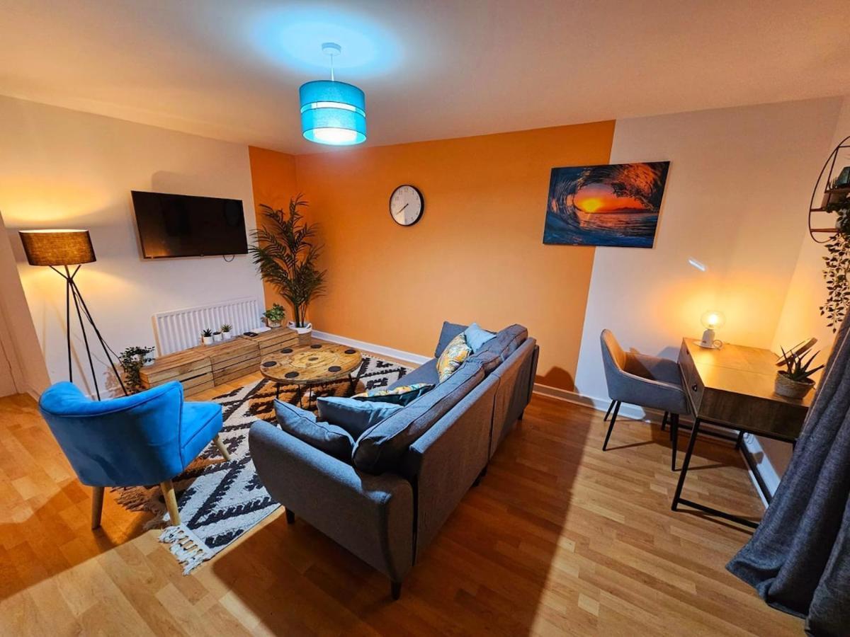Stylish 3br House - Private Parking, Close To Cc, Long Term Available Holiday home