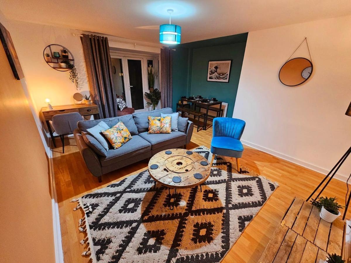 Stylish 3br House - Private Parking, Close To Cc, Long Term Available Holiday home *