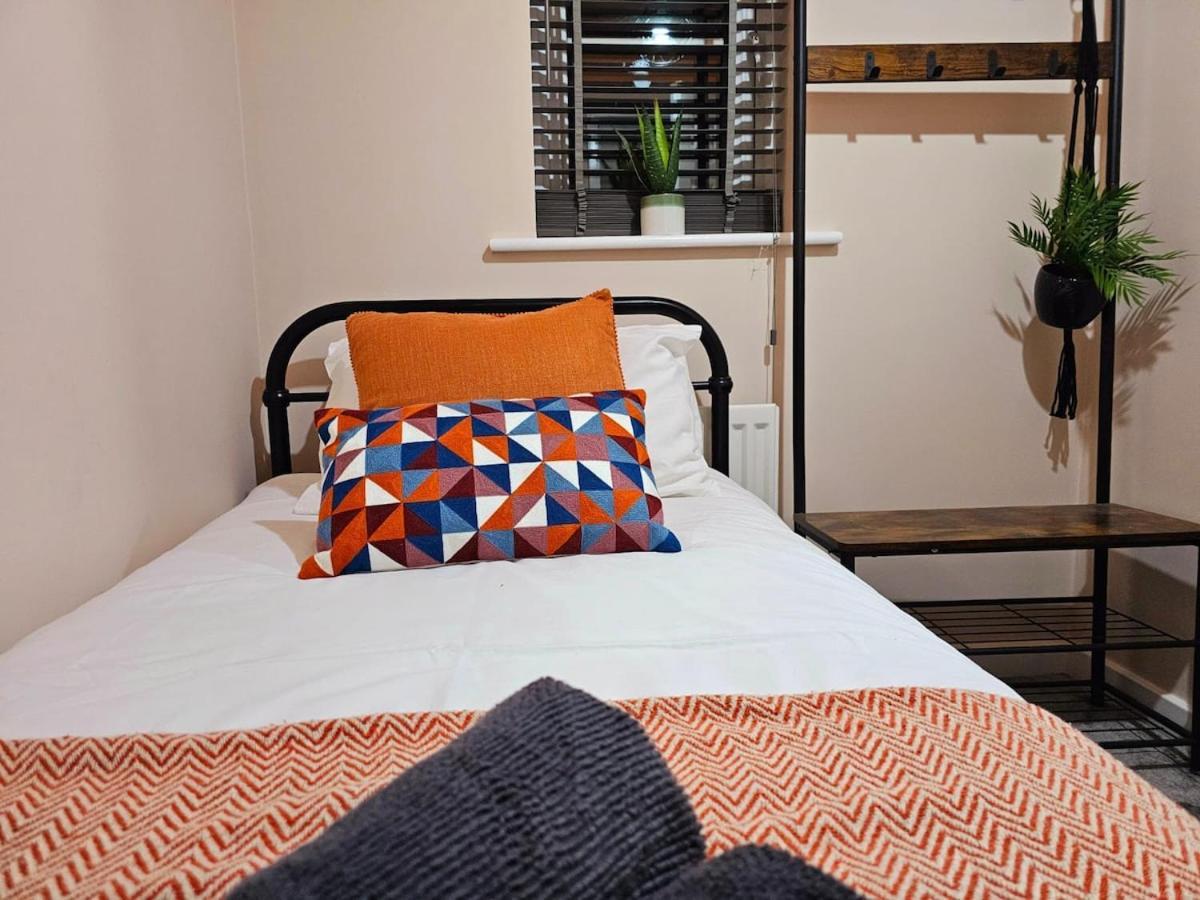 Stylish 3br House - Private Parking, Close To Cc, Long Term Available Holiday home Sheffield