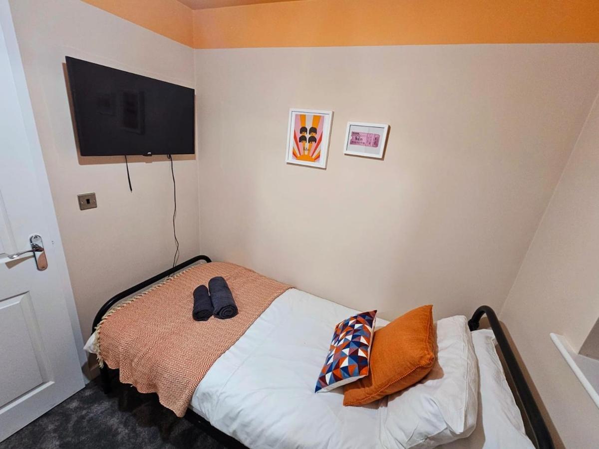 Stylish 3br House - Private Parking, Close To Cc, Long Term Available Holiday home