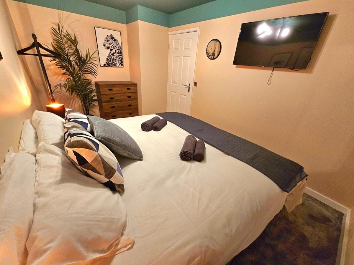 Stylish 3br House - Private Parking, Close To Cc, Long Term Available *