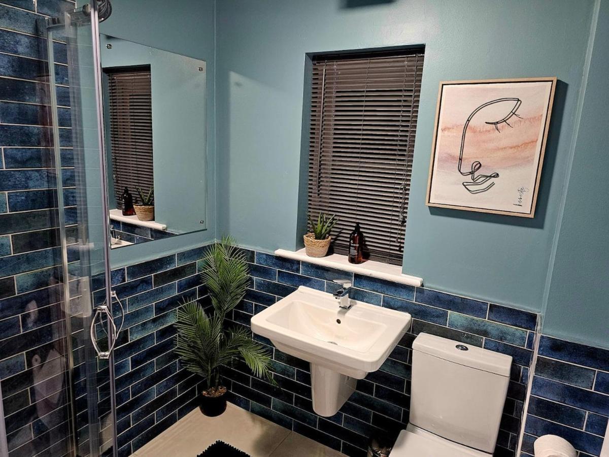 Stylish 3br House - Private Parking, Close To Cc, Long Term Available