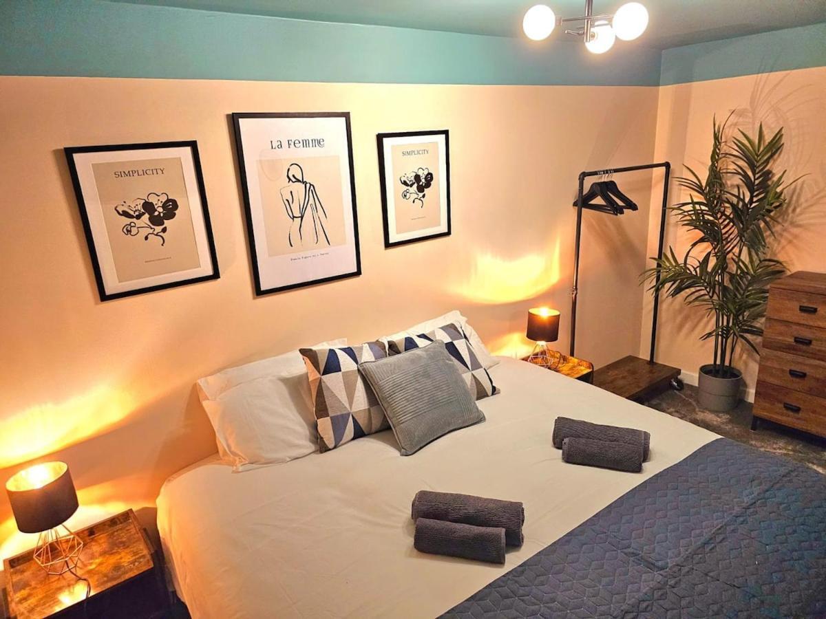 Stylish 3br House - Private Parking, Close To Cc, Long Term Available Holiday home
