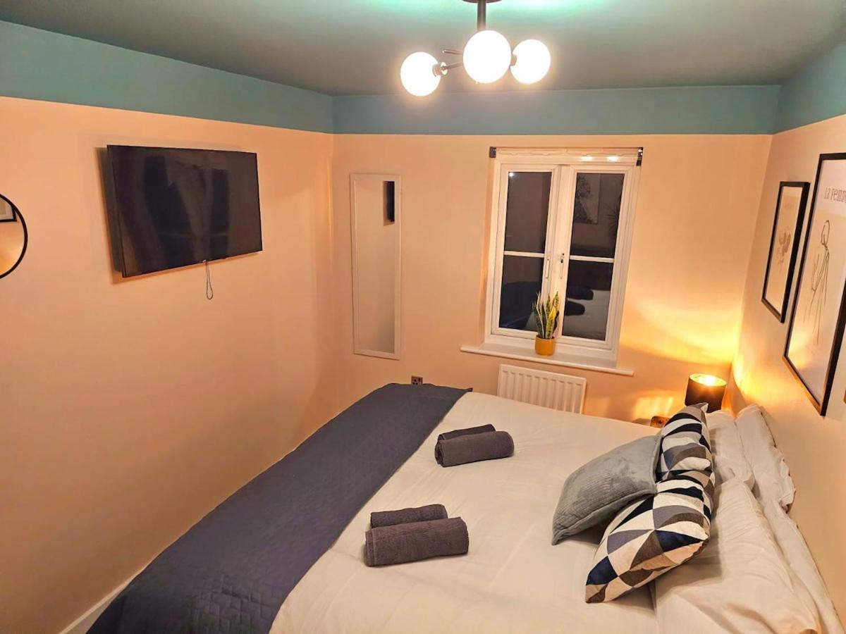 Holiday home Stylish 3br House - Private Parking, Close To Cc, Long Term Available *