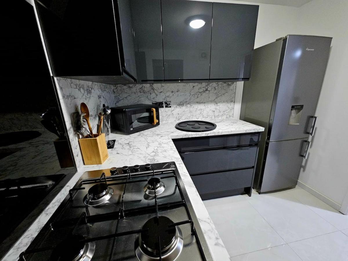 Holiday home Stylish 3br House - Private Parking, Close To Cc, Long Term Available *
