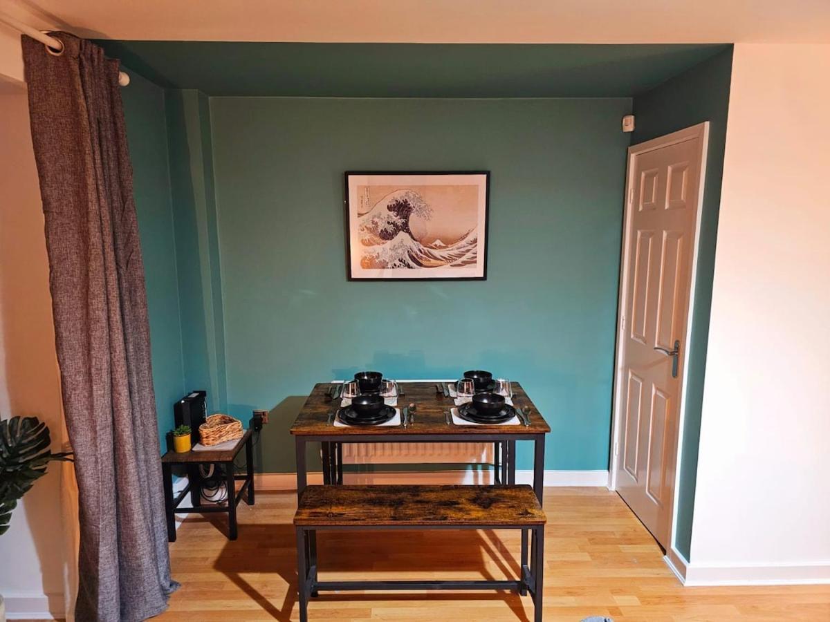 Stylish 3br House - Private Parking, Close To Cc, Long Term Available Holiday home *