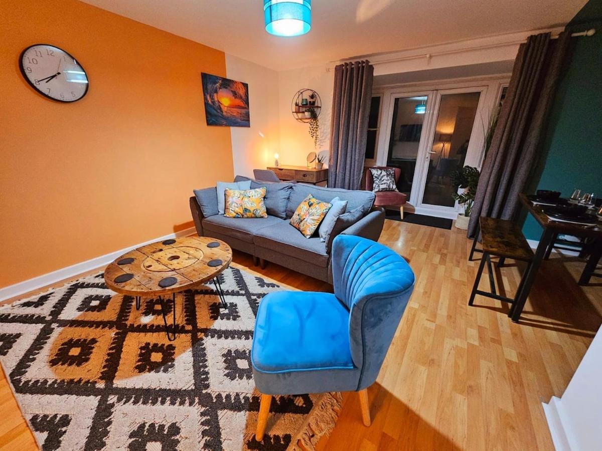 Stylish 3br House - Private Parking, Close To Cc, Long Term Available *