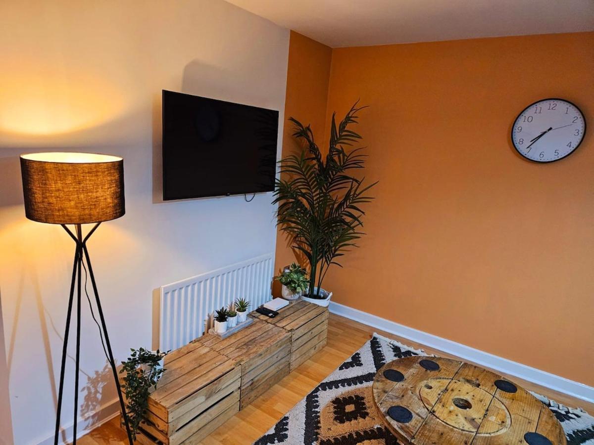 Stylish 3br House - Private Parking, Close To Cc, Long Term Available Holiday home *