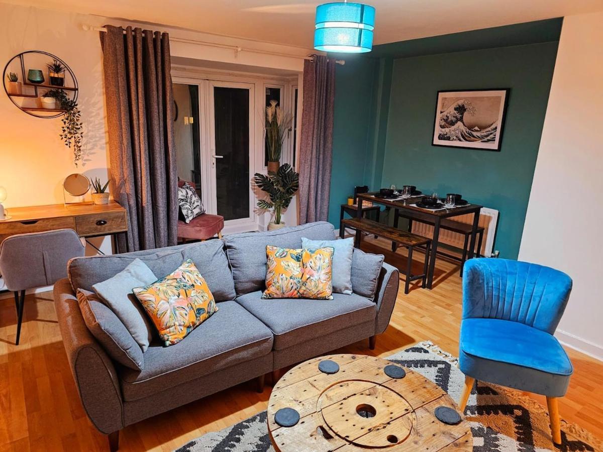 Stylish 3br House - Private Parking, Close To Cc, Long Term Available *