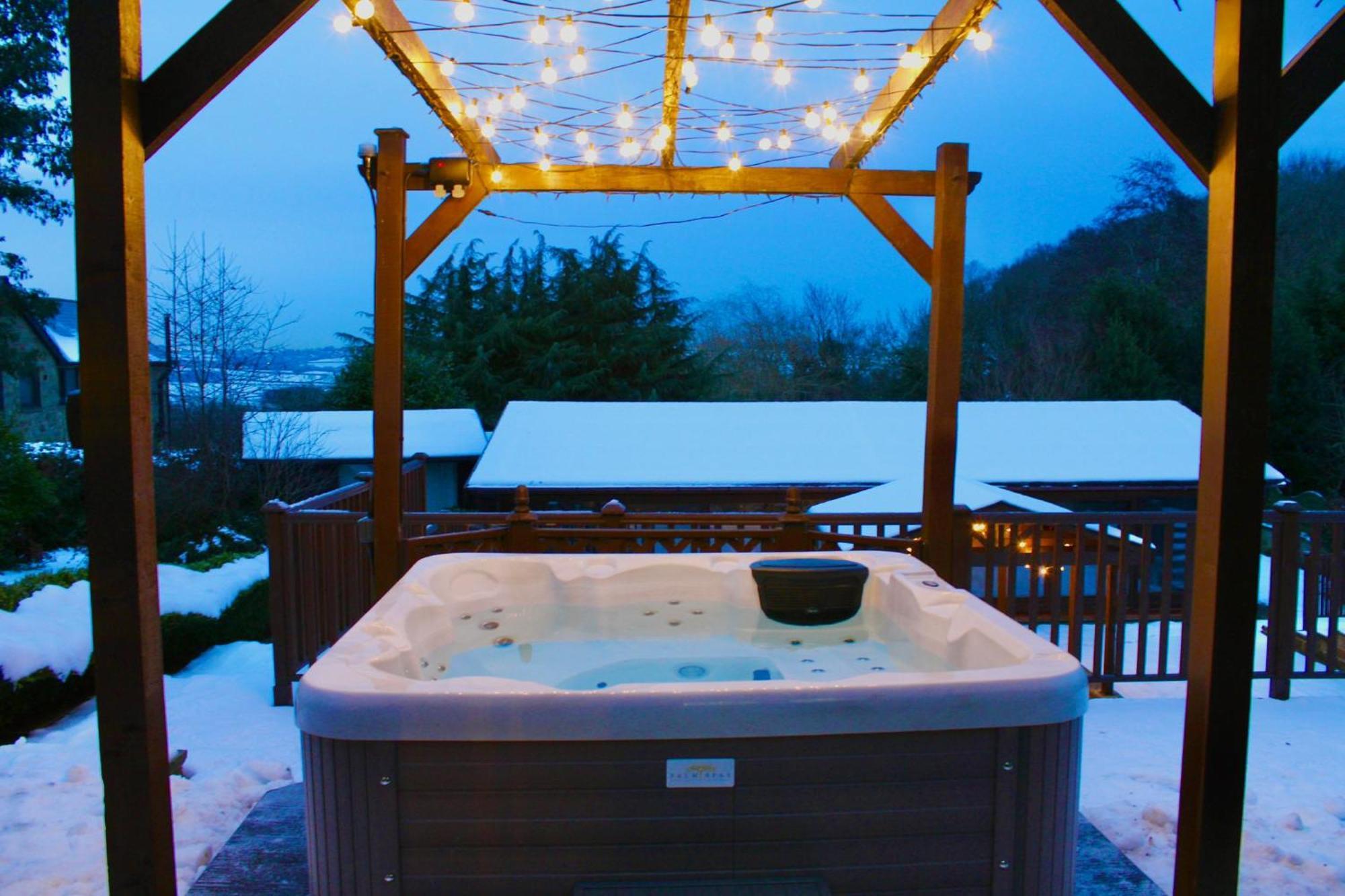 Rural Retreat With Hot Tub, Fire Pit & Games Room *