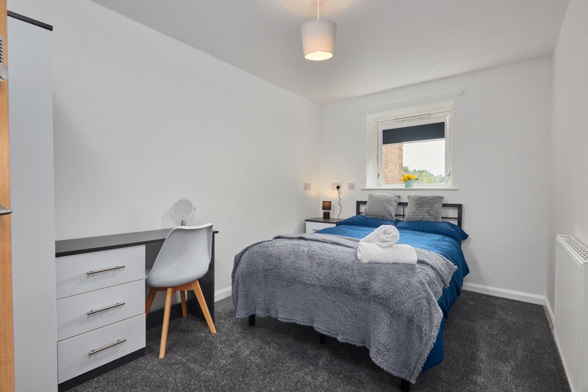 4 Bed- Centre- Free Secure Parking- Monthly & Weekly Sheffield