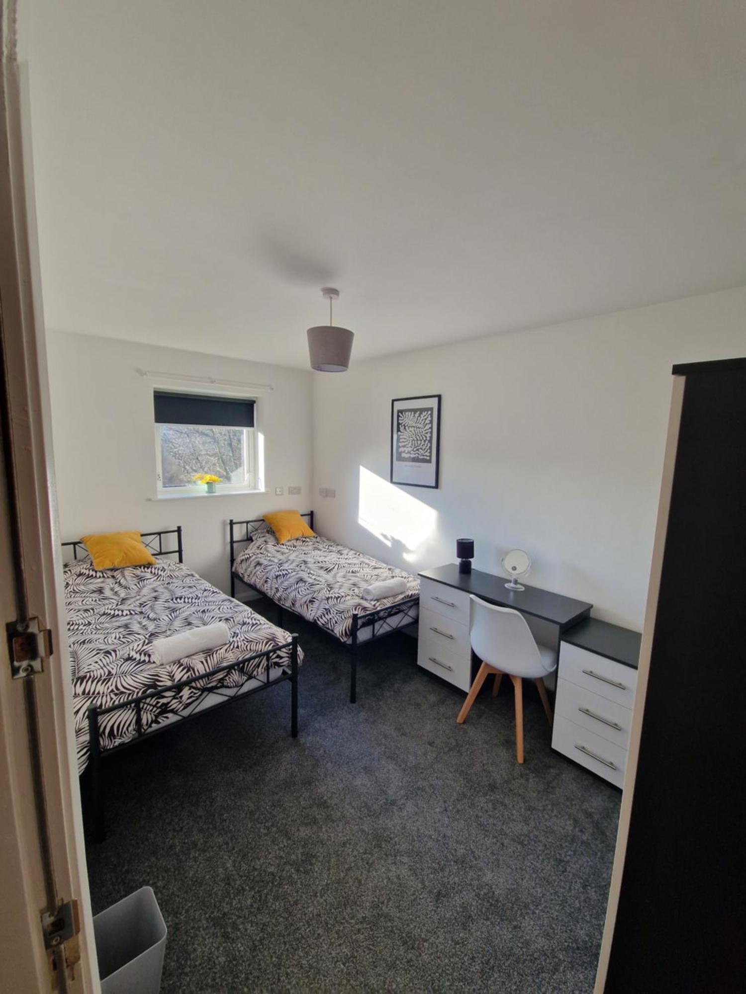 4 Bed- Centre- Free Secure Parking- Monthly & Weekly Holiday home
