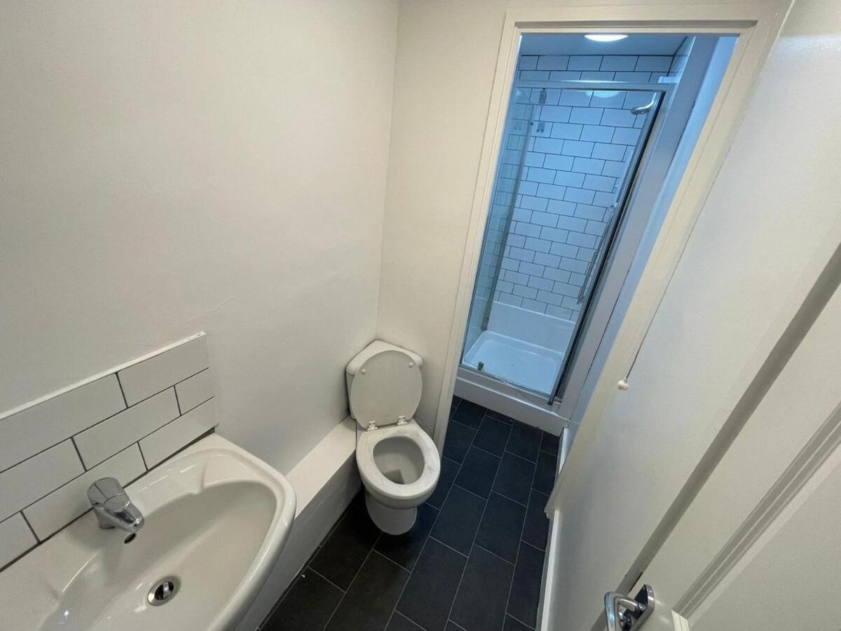 Tranquil Park Escape Cosy Bedroom Shared Space Holiday home Sheffield