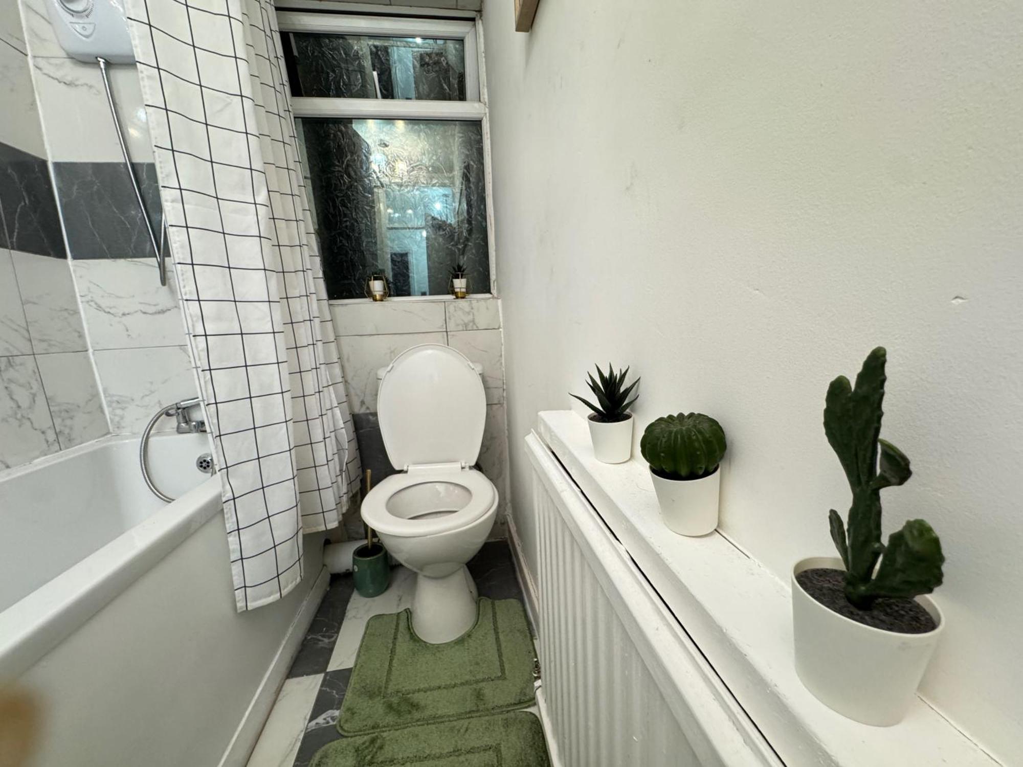 Holiday home - House - Sleeps 5 - Parking - Garden