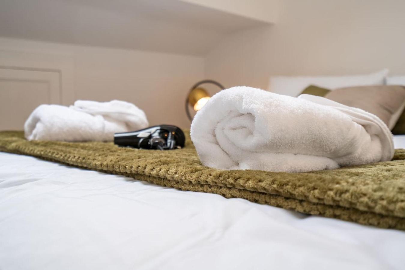 Contemporary Comfort - - Free Parking & Fast Wifi Apartment *