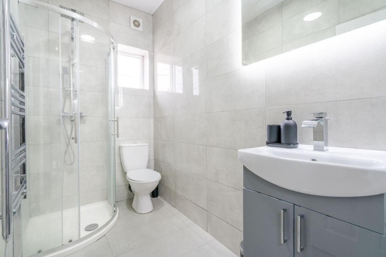 Contemporary Comfort - - Free Parking & Fast Wifi Apartment *