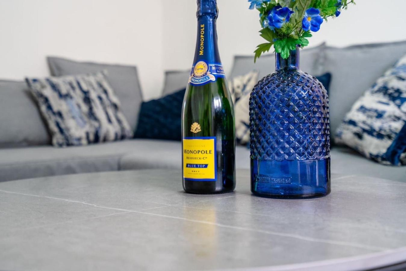 Contemporary Comfort - - Free Parking & Fast Wifi Apartment Sheffield