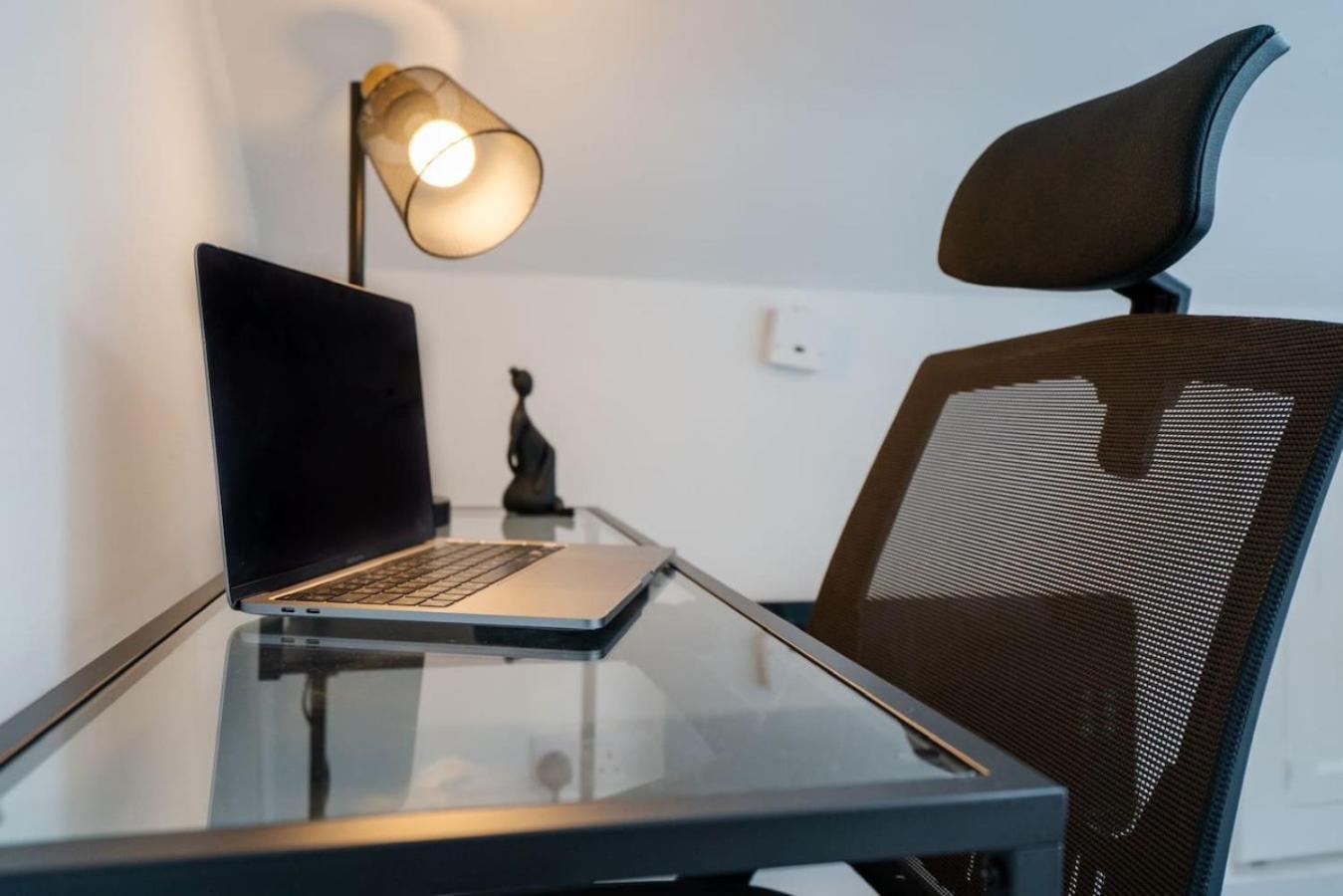 Contemporary Comfort - - Free Parking & Fast Wifi *