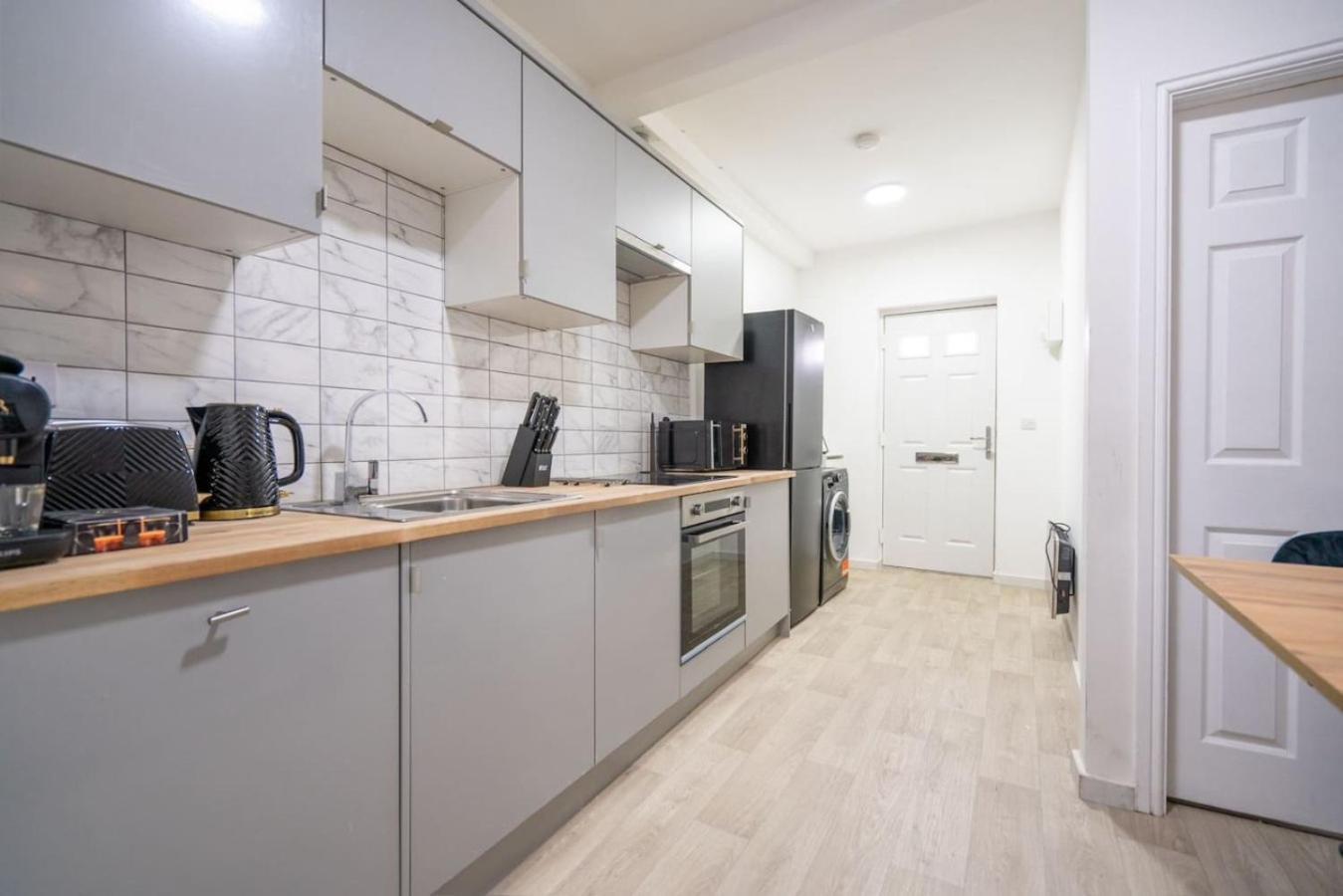 Contemporary Comfort - - Free Parking & Fast Wifi *