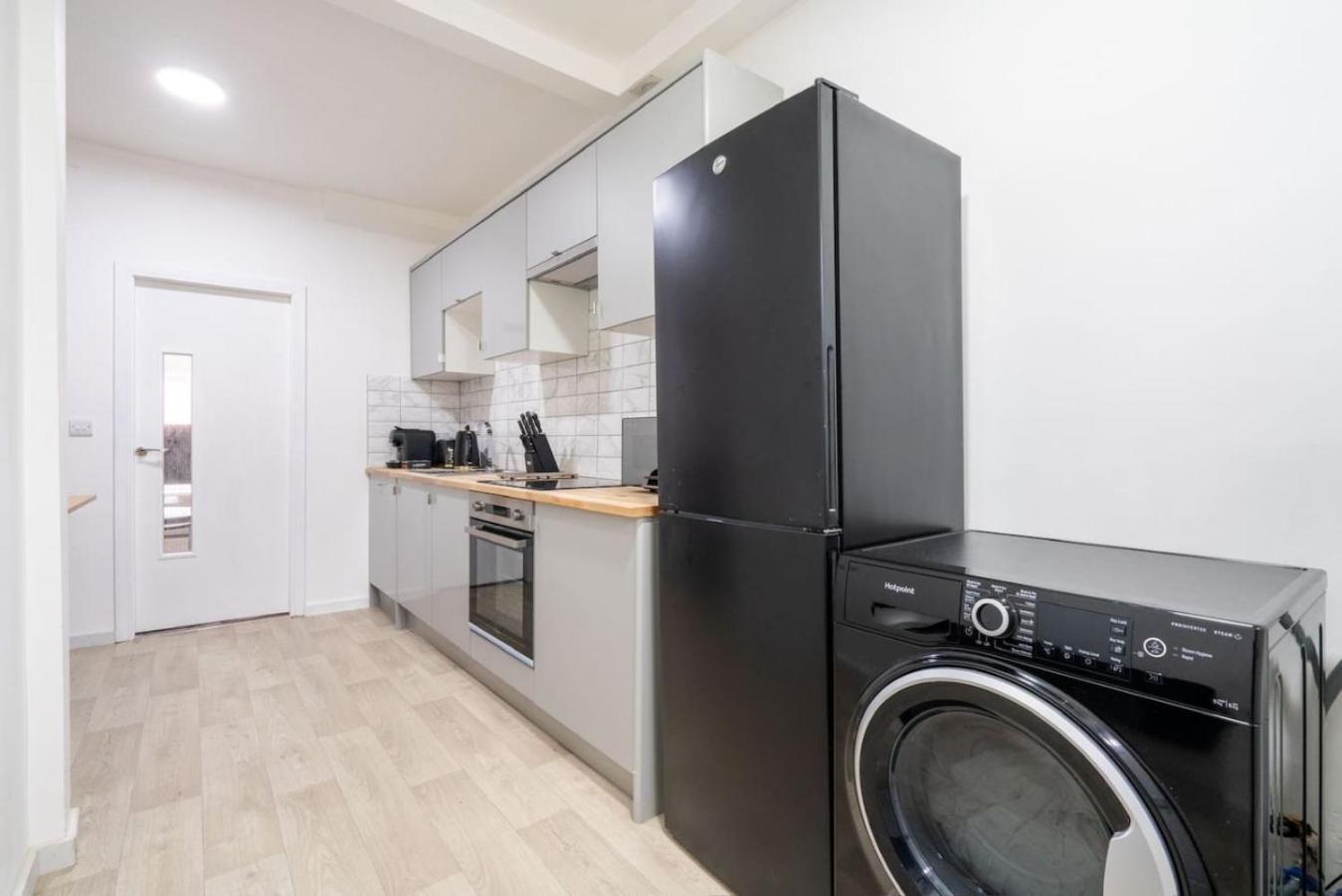 Contemporary Comfort - - Free Parking & Fast Wifi Apartment