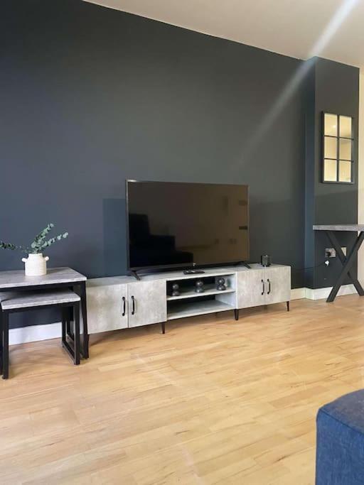 Apartment Homely Apartment, Balcony, Free Parking Managed By Luxenites