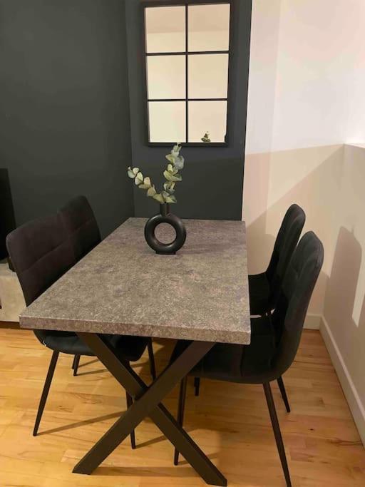 Apartamento Homely Apartment, Balcony, Free Parking Managed By Luxenites *