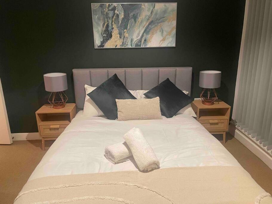 Homely Apartment, Balcony, Free Parking Managed By Luxenites