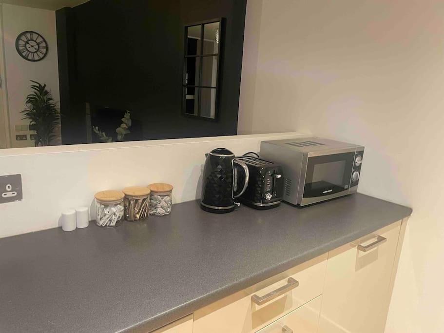 Homely Apartment, Balcony, Free Parking Managed By Luxenites *