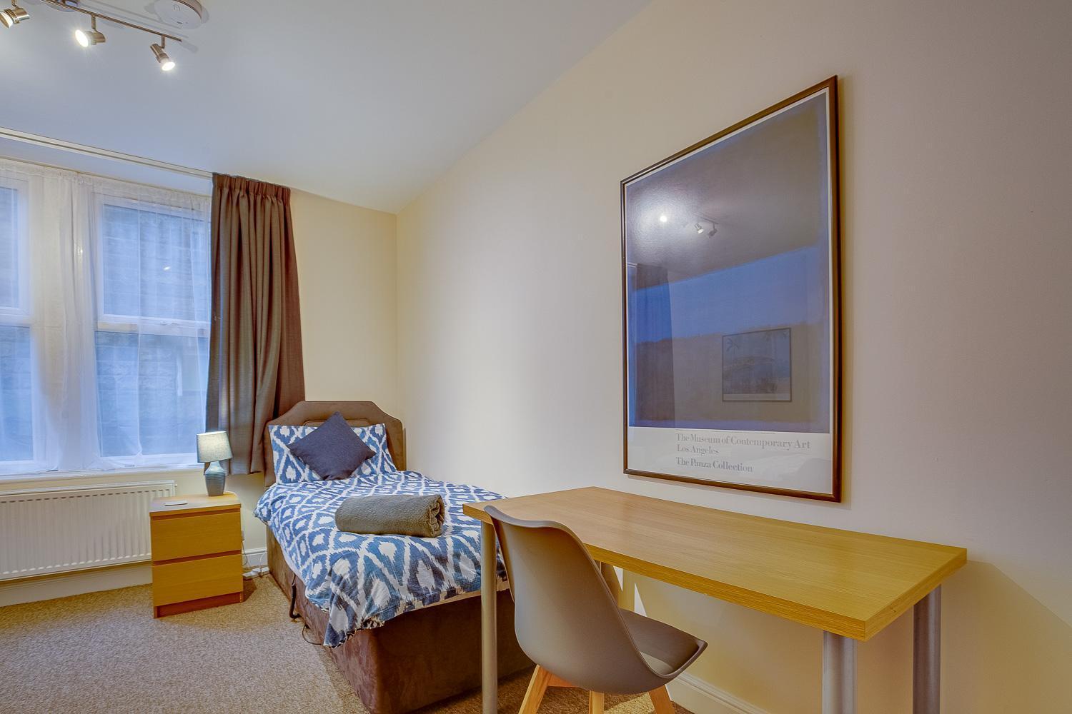 * Spacious 5br Collegiate Crescent * Group *