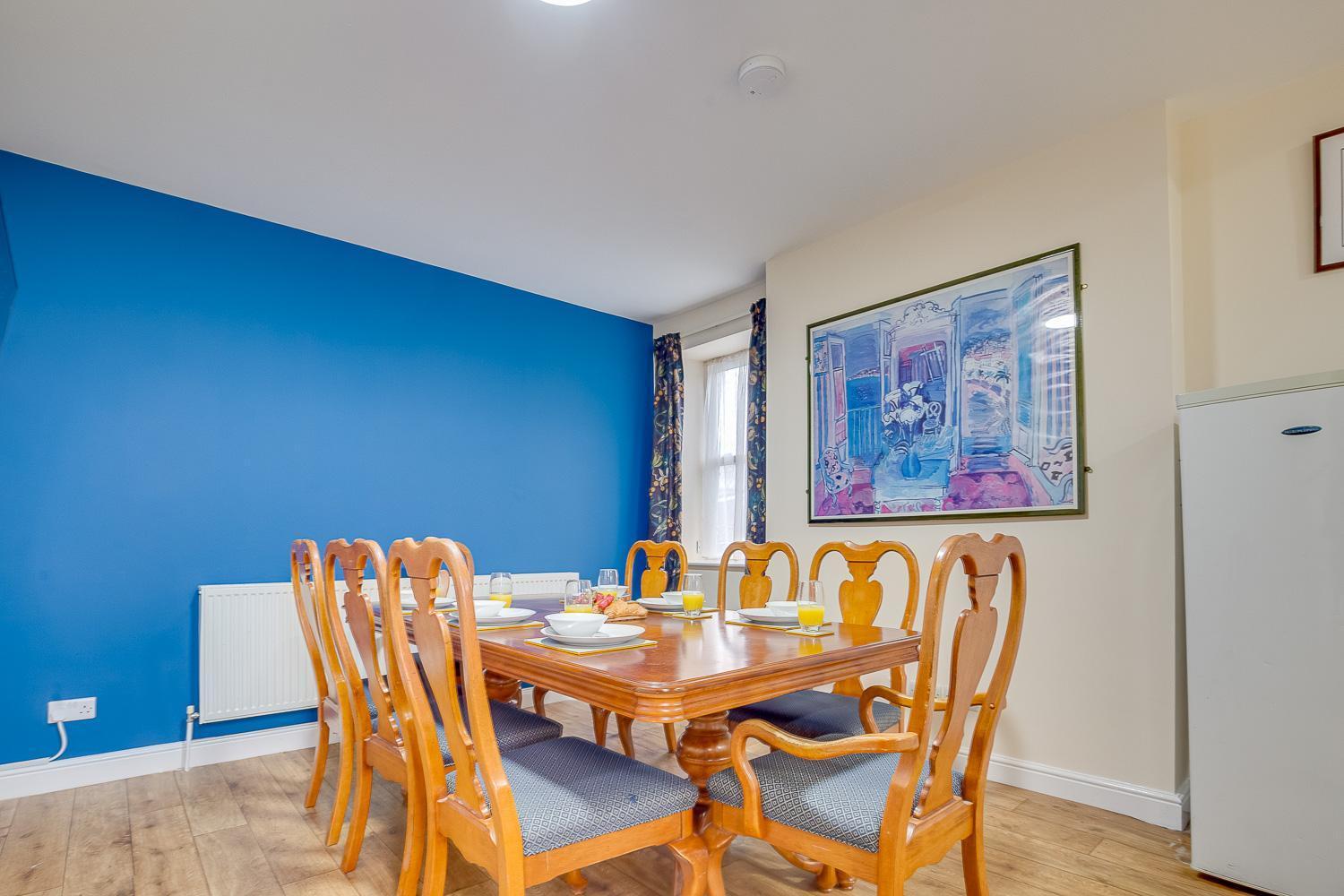 * Spacious 5br Collegiate Crescent * Group * *