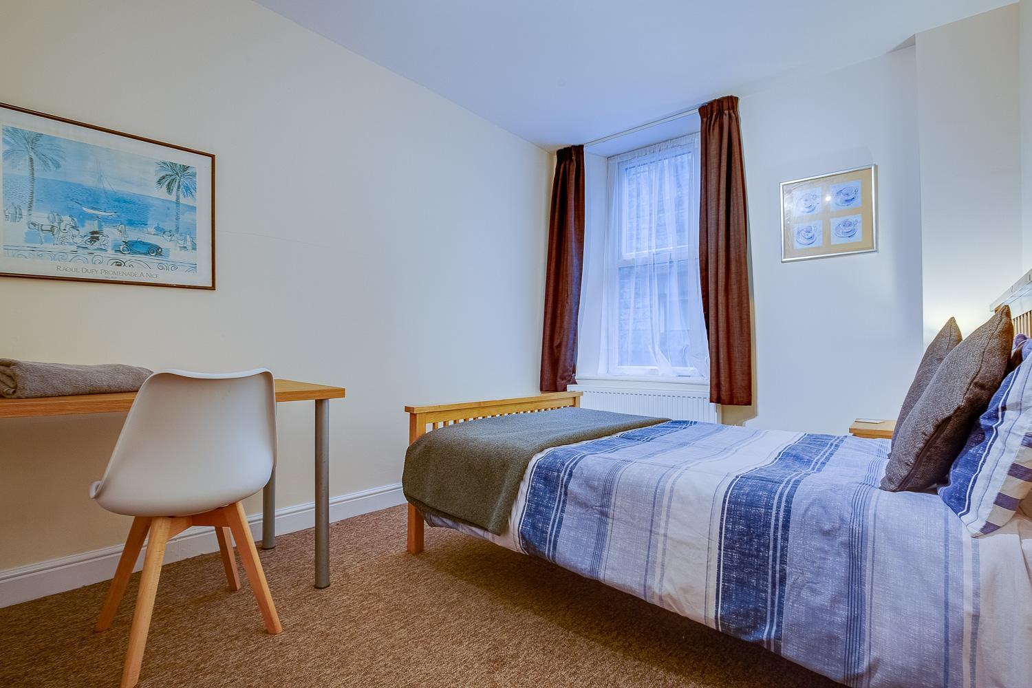 * Spacious 5br Collegiate Crescent * Group *