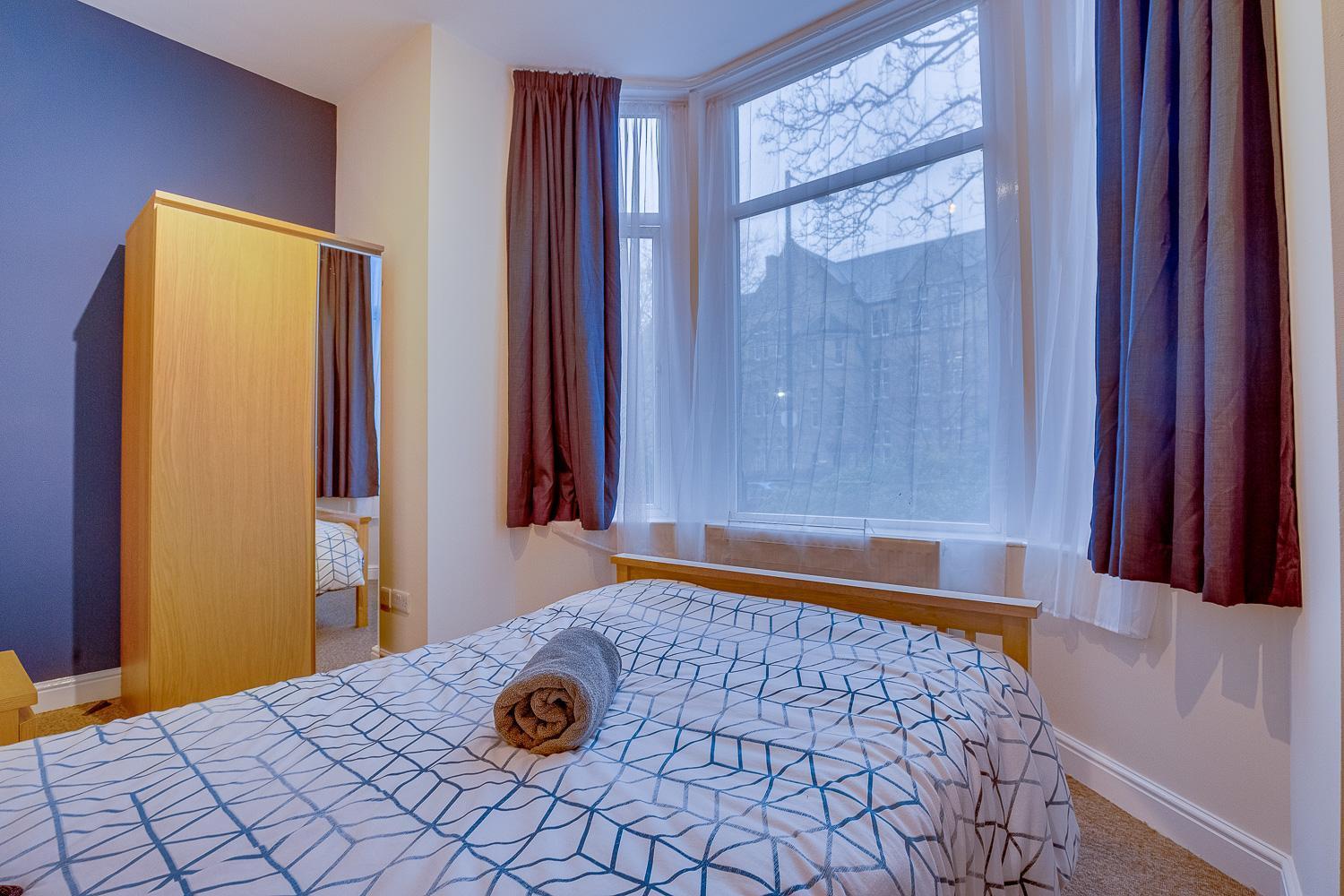 * Spacious 5br Collegiate Crescent * Group * *
