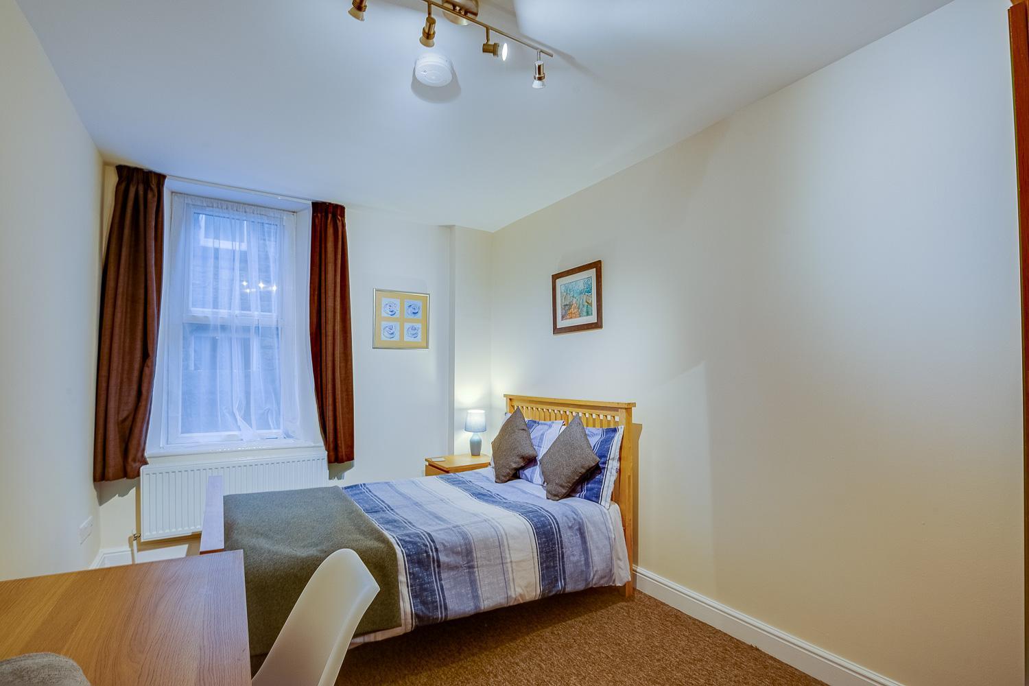 Apartment * Spacious 5br Collegiate Crescent * Group * *