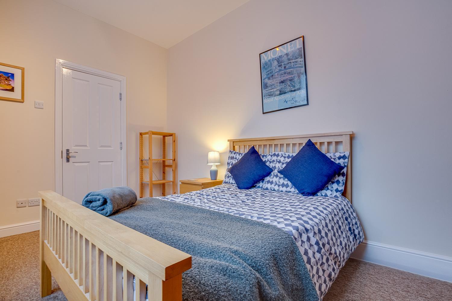 * Spacious 5br Collegiate Crescent * Group * *