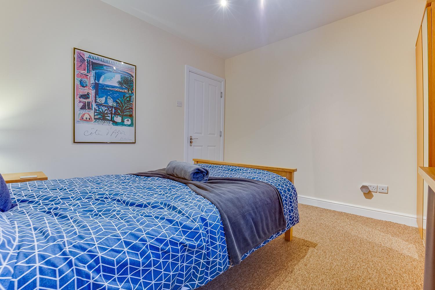 * Spacious 5br Collegiate Crescent * Group * Apartment