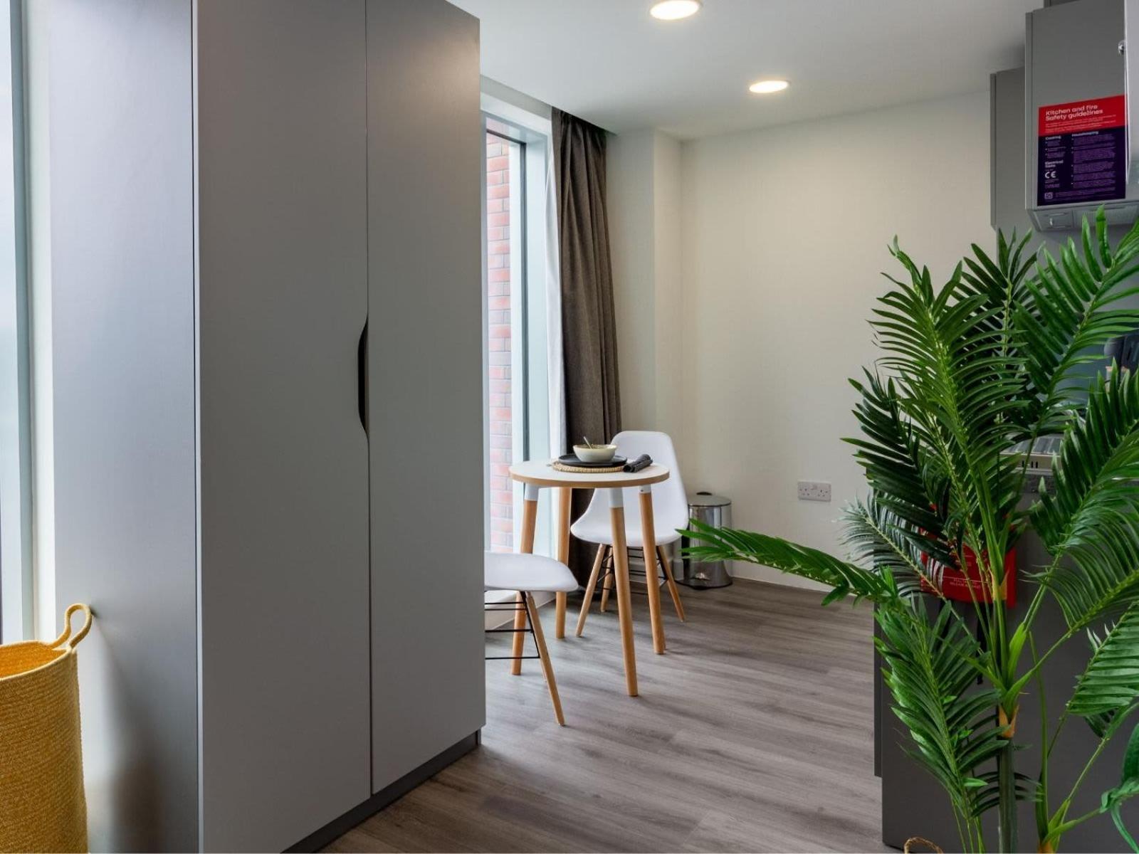 Apartment For Student Only Ensuites And At The Gate Near Centre *