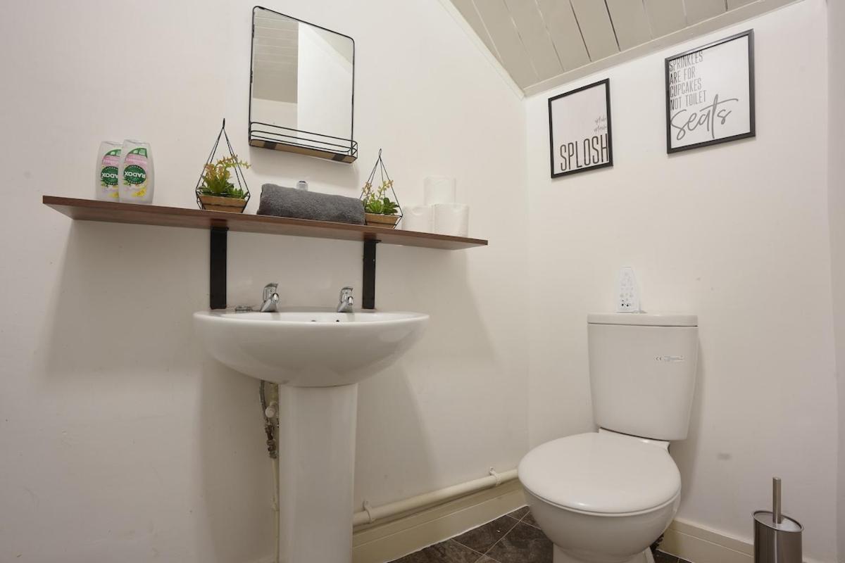 Modern 2 Bed In Hillsborough With Free Secure Parking - Hosted By Host Save Apartment *