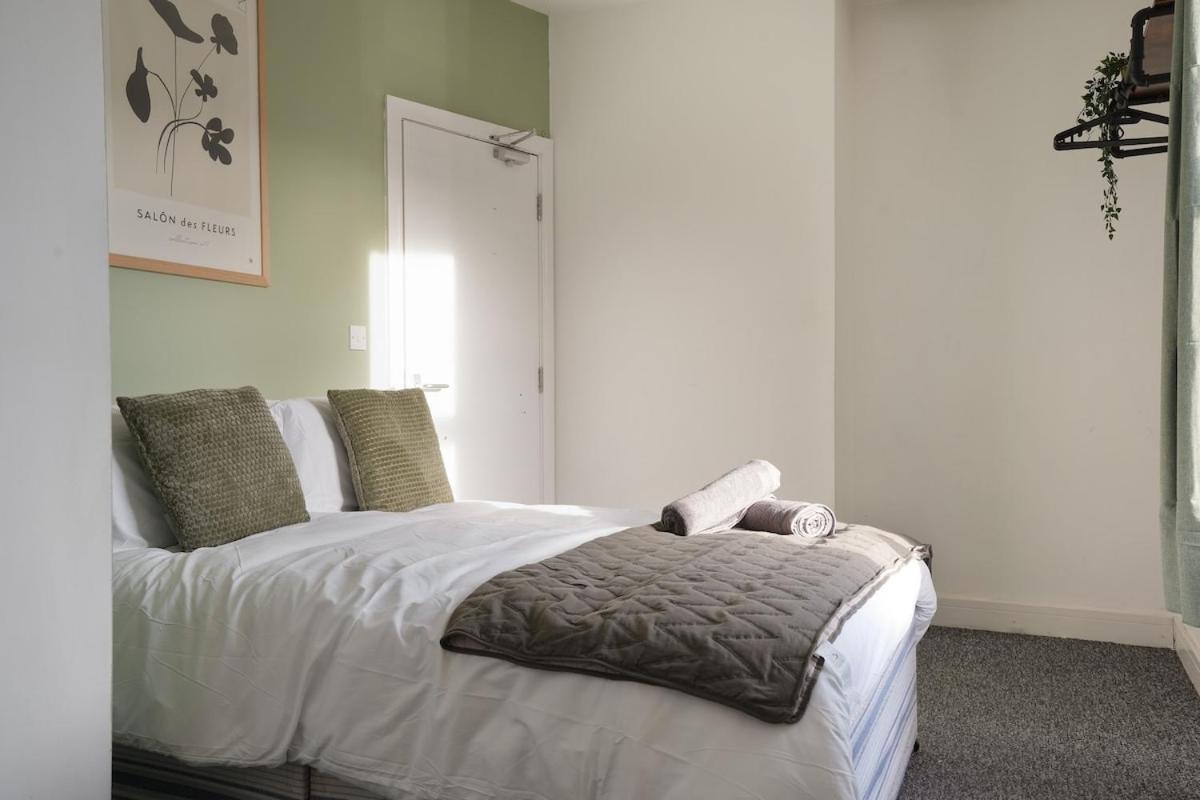 Modern 2 Bed In Hillsborough With Free Secure Parking - Hosted By Host Save