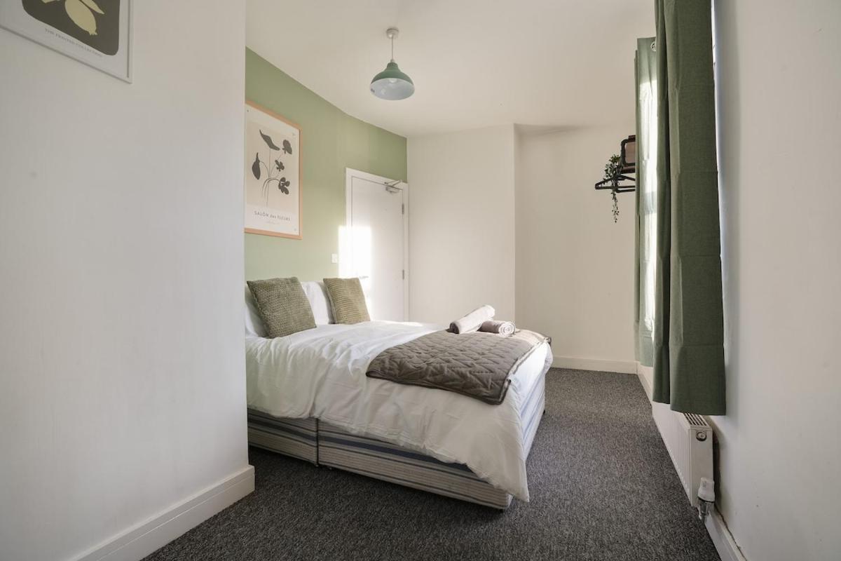 Modern 2 Bed In Hillsborough With Free Secure Parking - Hosted By Host Save Apartment *