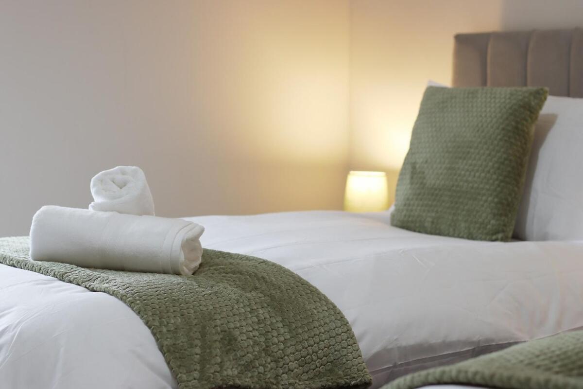 Yasmin's 2 Bed - Great For Workers And Groups With Free Parking - Hosted By Host Save Apartment
