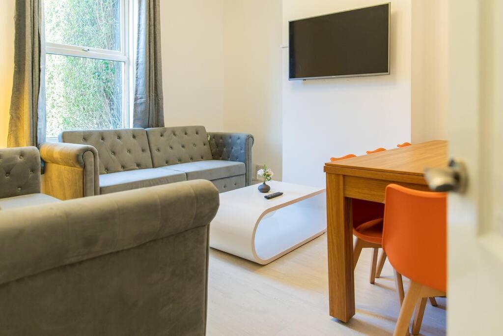 Stunning & Spacious 6br 10 Beds 5min To Apartment *