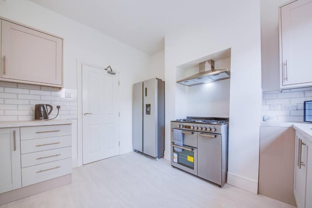 Stunning & Spacious 6br 10 Beds 5min To * Sheffield