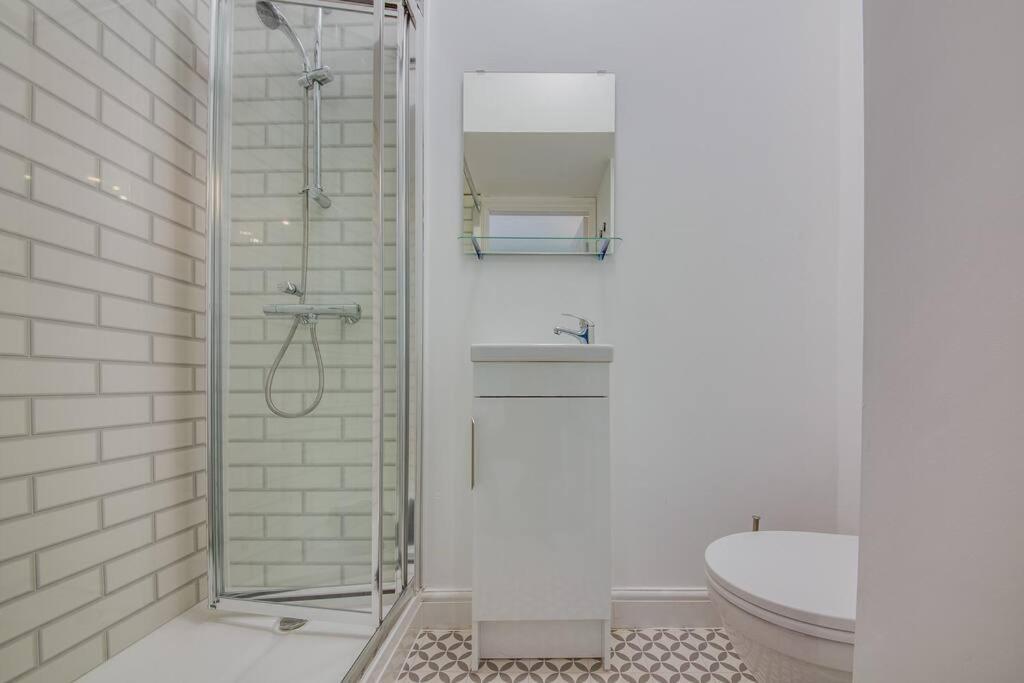 Apartment Stunning & Spacious 6br 10 Beds 5min To