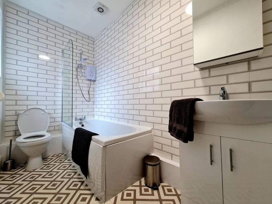 Stunning & Spacious 6br 10 Beds 5min To *