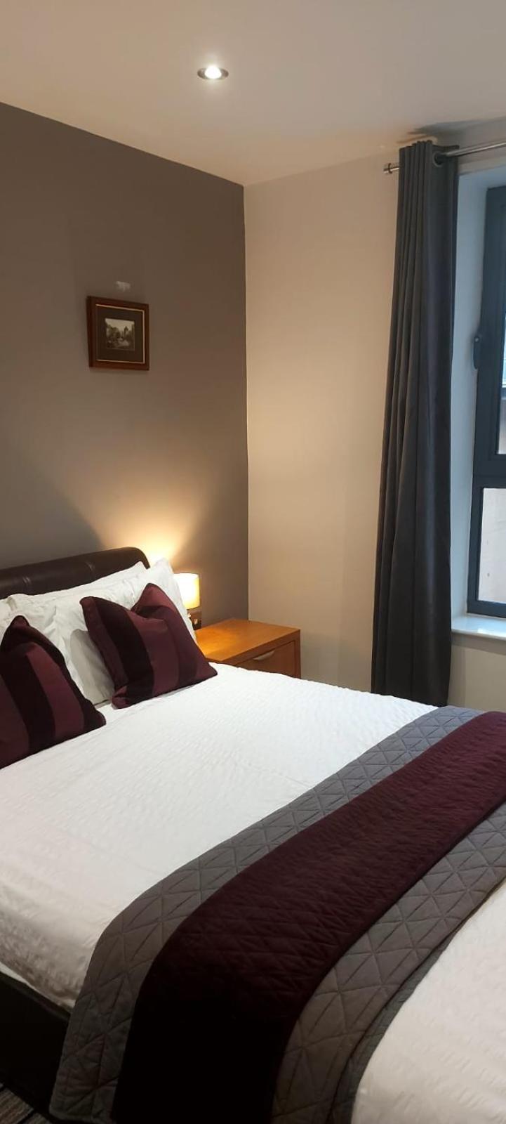 In Great Location With A Balcony & Parking Possible - West One