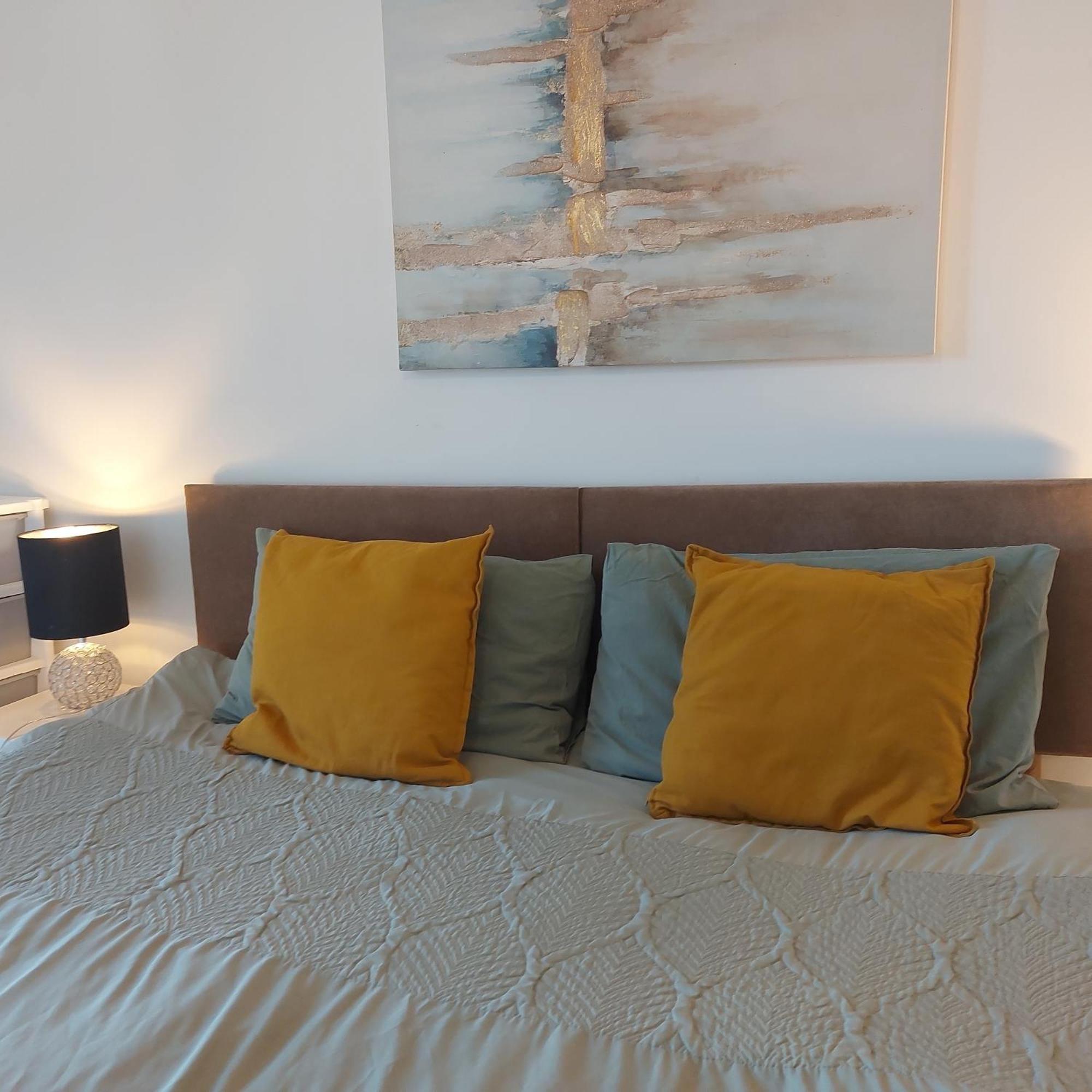 Lovely Stylish 2 Bedroom Serviced In Free Wifi Apartment Sheffield
