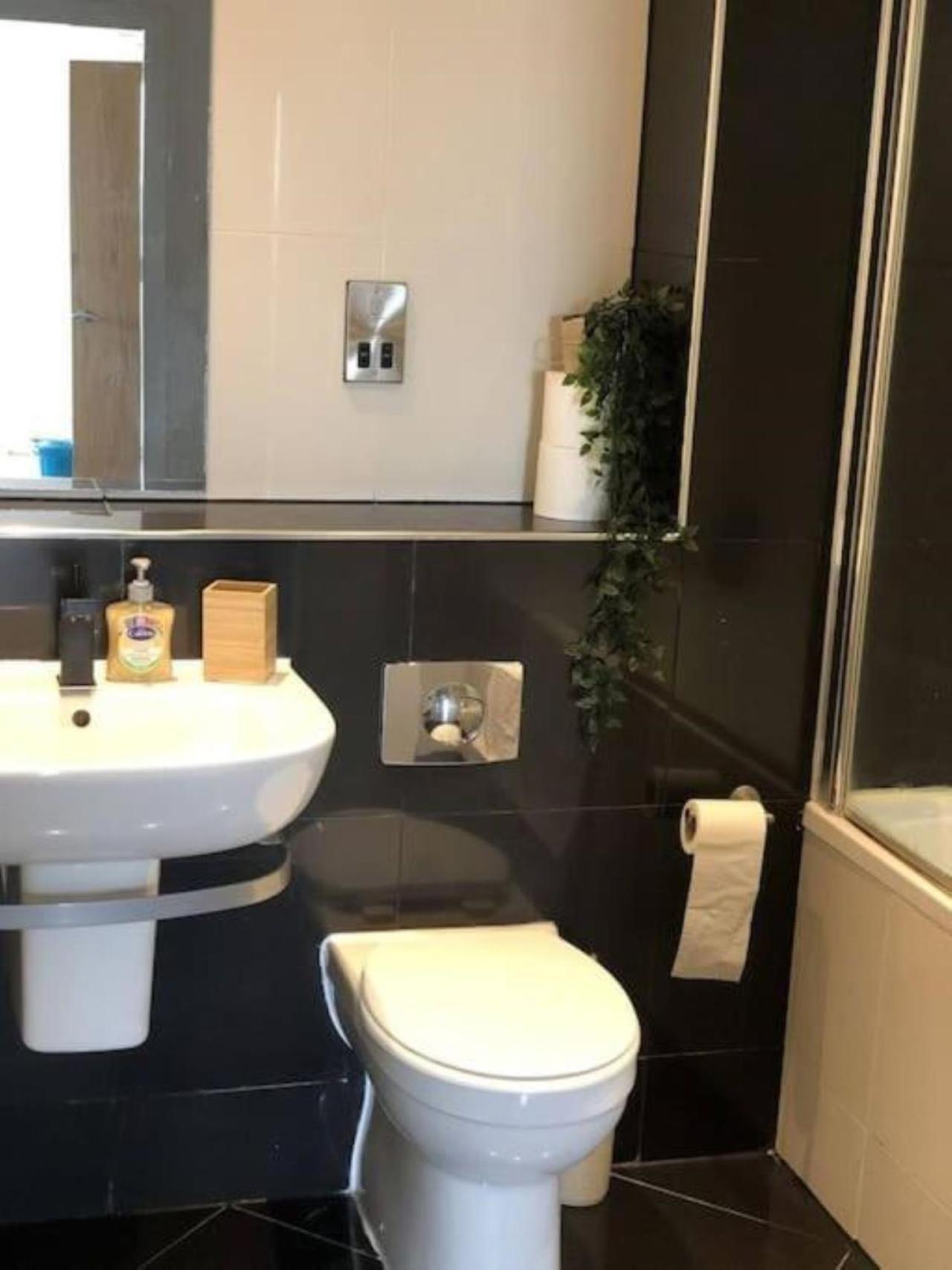 Lovely Stylish 2 Bedroom Serviced In Free Wifi Apartment