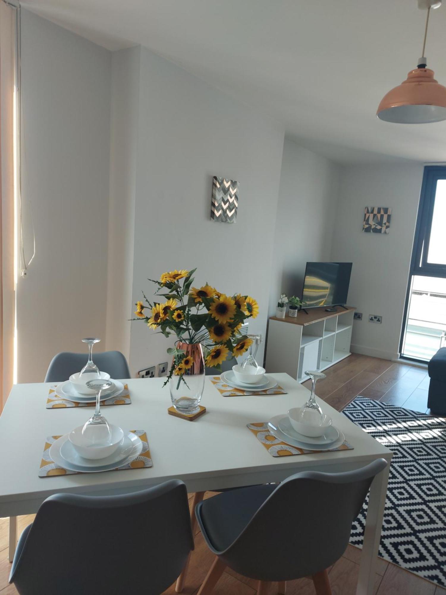 Lovely Stylish 2 Bedroom Serviced In Free Wifi Apartment *