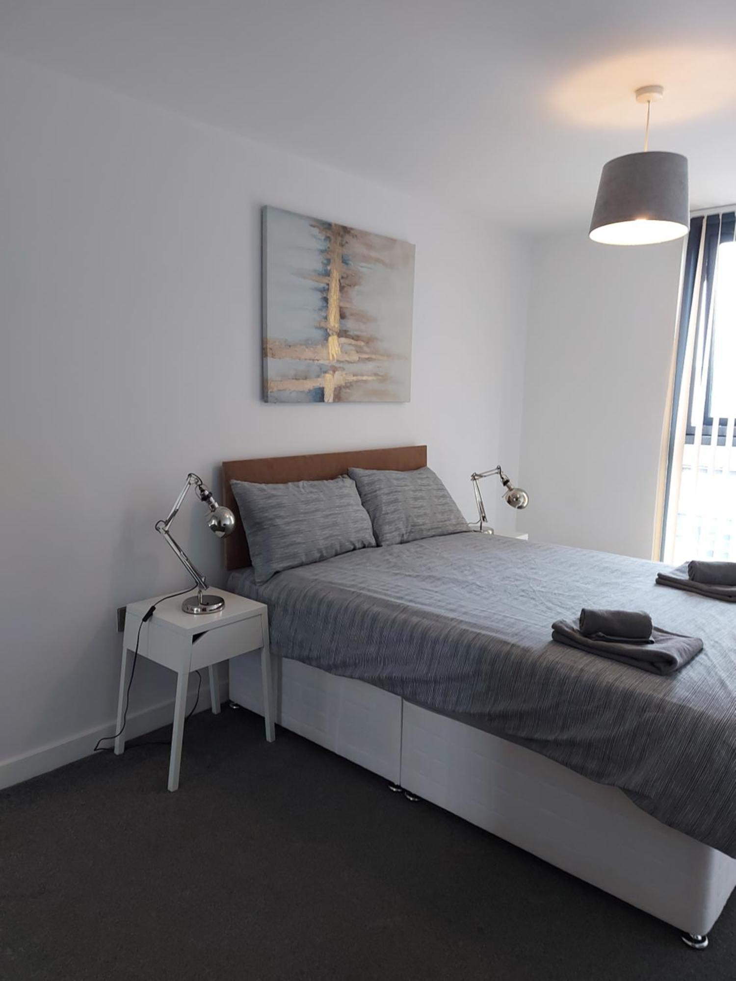 Lovely Stylish 2 Bedroom Serviced In Free Wifi Apartment *