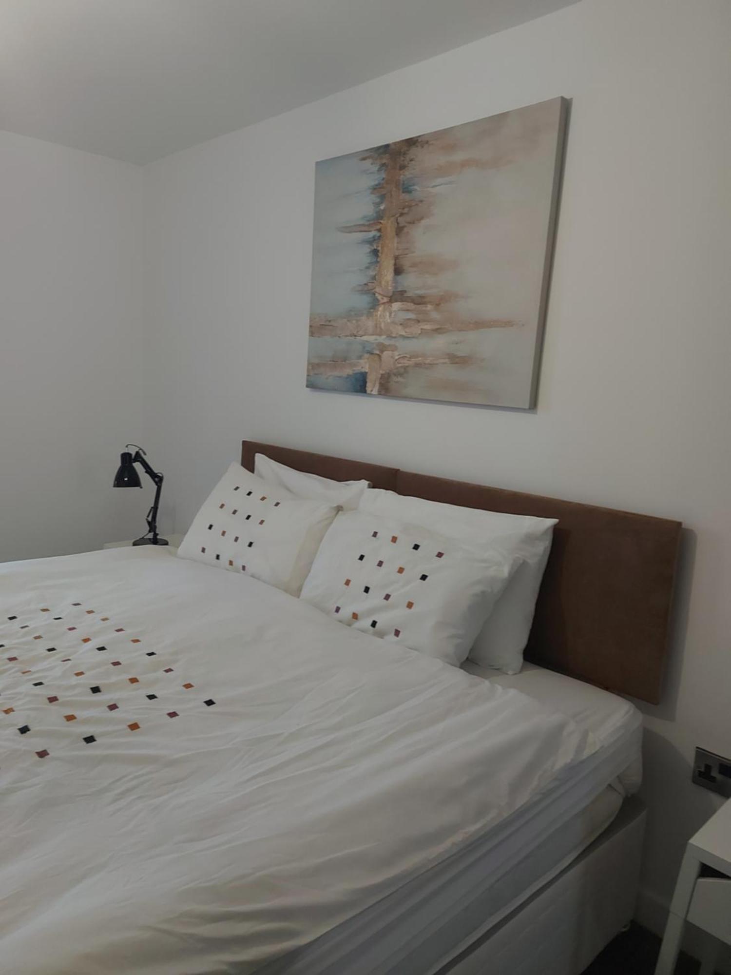 Lovely Stylish 2 Bedroom Serviced In Free Wifi *